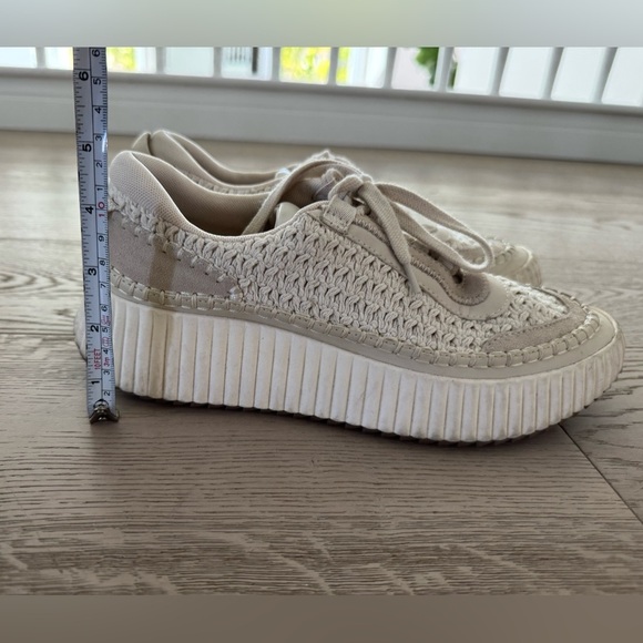 Dolce Vita Dolen Sneakers in Sandstone Knit color
Size 8.5 - Picture 11 of 13